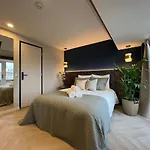 The Glamorous Chic Garden View Apart R4