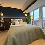 The Glamorous Chic Garden View Apart R4