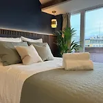 The Glamorous Chic Garden View Apart R4