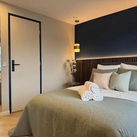 The Glamorous Chic Garden View R4 Apartment
